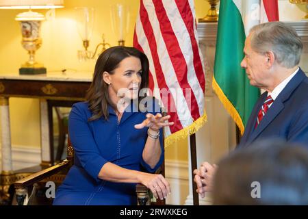 Austin Texas USA, 21. September 2023: Der ungarische Präsident KATALIN Novák besucht zusammen mit dem texanischen Gouverneur GREG ABBOTT das Gouverneurshaus in Austin, um über Handel und wirtschaftliche Entwicklung zu sprechen. Novák, die 2022 ihr Amt antrat, ist die erste Präsidentin Ungarns. Quelle: Bob Daemmrich/Alamy Live News Stockfoto