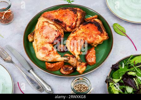 Scharfe Grillhähnchenschenkel. Gebratene Hühnerschenkel-Quartiere Stockfoto
