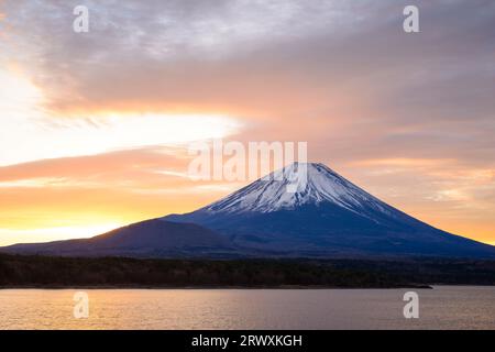 Fuji im Morgenlicht vom Motosuko-See in der Präfektur Yamanashi Stockfoto