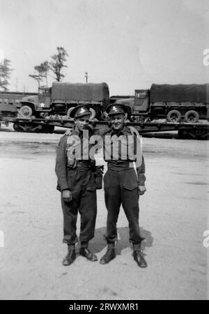 North Carolina: Vorbereitung auf die Abreise, mit Armeewagen im Hintergrund. Seltenes Foto: Aus einer Sammlung eines unbekannten britischen Soldaten über die No. 1 Composite Demonstration, AA Battery, Tour durch die USA, vom 11. Juli 1943. Dies ist eines von mehr als hundert Bildern in der Sammlung, die im Durchschnitt etwa 4 x 3 Zoll groß waren. Stockfoto