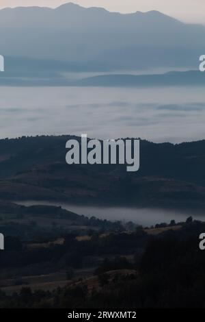 Ein Blick auf die griechischen Berge im Hintergrund von einem bulgarischen Berg. Stockfoto