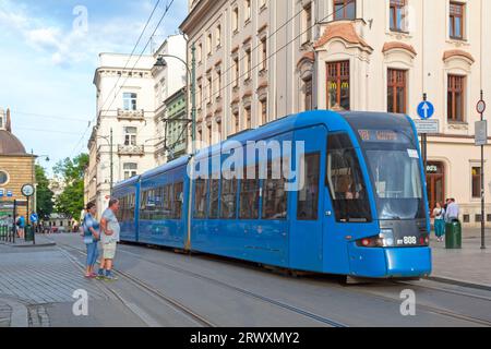 Krakau, Polen - 06. Juni 2019: Straßenbahn der Linie 18, die das Stadtzentrum verdient. Stockfoto