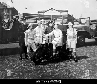 Vor der New Yorker Parade war eine Gruppe britischer Soldaten und amerikanischer Polizisten. Seltenes Foto: Aus einer Sammlung eines unbekannten britischen Soldaten über die No. 1 Composite Demonstration, AA Battery, Tour durch die USA, vom 11. Juli 1943. Dies ist eines von mehr als hundert Bildern in der Sammlung, die im Durchschnitt etwa 4 x 3 Zoll groß waren. Stockfoto