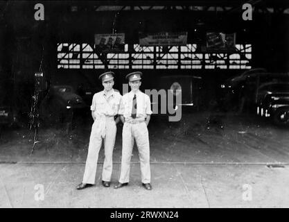 Zwei Offiziere vor einer Garage. Seltenes Foto: Aus einer Sammlung eines unbekannten britischen Soldaten über die No. 1 Composite Demonstration, AA Battery, Tour durch die USA, vom 11. Juli 1943. Dies ist eines von mehr als hundert Bildern in der Sammlung, die im Durchschnitt etwa 4 x 3 Zoll groß waren. Stockfoto