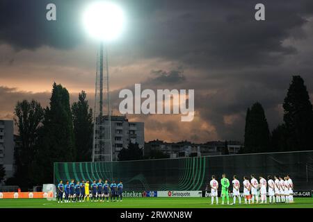 MOSTAR - AZ Alkmaar und HSK Zrinjski Mostar Spieler vor dem UEFA Conference League Gruppe E Spiel zwischen HSK Zrinjski Mostar und AZ Alkmaar im Gradski Mostar Stadion am 21. September 2023 in Mostar, Bosnien und Herzegowina. ANP ED VAN DE POL Stockfoto