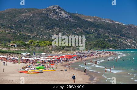 Zakynthos, Griechenland - 15. August 2016: Touristen ruhen sich am Banana Beach aus. Einer der beliebtesten Ferienorte der griechischen Insel Zakynthos. Küste des Ionischen Meeres Stockfoto