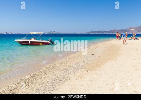 Zakynthos, Griechenland - 16. August 2016: Touristen ruhen sich an einem sonnigen Sommertag am Strand aus Stockfoto