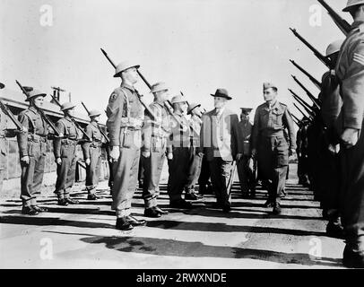 Inspektion der Wache durch den US-Kriegsminister, Mr. Stimson. Seltenes Foto: Aus einer Sammlung eines unbekannten britischen Soldaten über die No. 1 Composite Demonstration, AA Battery, Tour durch die USA, vom 11. Juli 1943. Dies ist eines von mehr als hundert Bildern in der Sammlung, die im Durchschnitt etwa 4 x 3 Zoll groß waren. Stockfoto