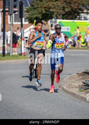 Sir Mo Farrah belegte in seinem letzten Wettkampfrennen den vierten Platz und Efrem Gidey den fünften Platz beim Great North Run 2023 Stockfoto
