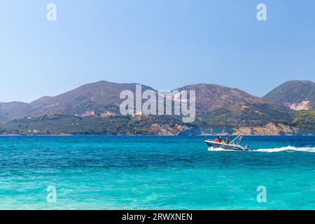 Zakynthos, Griechenland - 16. August 2016: Touristen sind an einem sonnigen Sommertag auf einem Motorboot Stockfoto