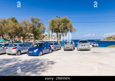 Zakynthos, Griechenland - 20. August 2016: Autos werden auf dem Küstenparkplatz von Agios Nikolaos geparkt. Beliebtes touristisches Reiseziel für Sommerurlaube, ver Stockfoto