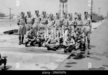 Command Post, Texas, Gruppenfoto. Seltenes Foto: Aus einer Sammlung eines unbekannten britischen Soldaten über die No. 1 Composite Demonstration, AA Battery, Tour durch die USA, vom 11. Juli 1943. Dies ist eines von mehr als hundert Bildern in der Sammlung, die im Durchschnitt etwa 4 x 3 Zoll groß waren. Stockfoto