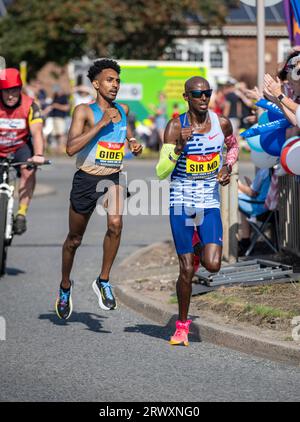 Sir Mo Farrah belegte in seinem letzten Wettkampfrennen den vierten Platz und Efrem Gidey den fünften Platz beim Great North Run 2023 Stockfoto