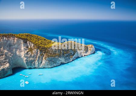 An einem sonnigen Sommertag hat man einen Blick auf die Bucht von Navagio aus der Vogelperspektive. Das beliebteste Naturdenkmal von Zakynthos, griechische Insel im Ionischen Meer Stockfoto