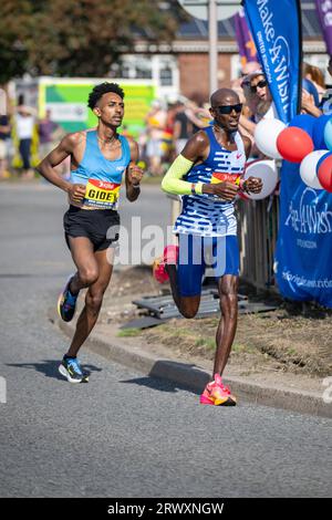 Sir Mo Farrah belegte in seinem letzten Wettkampfrennen den vierten Platz und Efrem Gidey den fünften Platz beim Great North Run 2023 Stockfoto