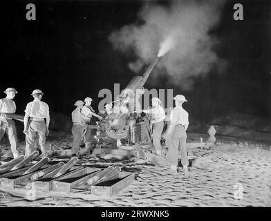 Nächtliche Demonstration einer britischen Flugabwehrkanone mit ihrer Besatzung. Seltenes Foto, das aus einer Sammlung stammt, die von einem unbekannten britischen Soldaten zusammengestellt wurde und die No. 1 Composite Demonstration, AA Battery, Tour durch die USA vom 11. Juli 1943 befasste. Dies ist eines von über hundert Bildern in der Sammlung, die im Durchschnitt etwa 4 x 3 Zoll groß waren. Stockfoto