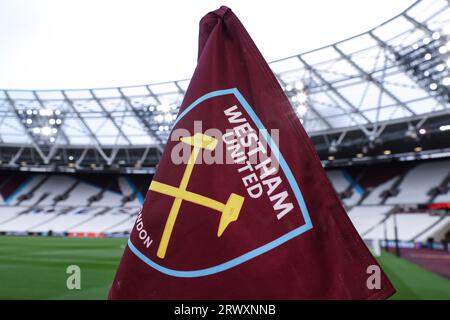 London Stadium, London, Großbritannien. September 2023. Europa League Football, Group Stage, West Ham United versus Backa Topola; West Ham United Eckflagge Credit: Action Plus Sports/Alamy Live News Stockfoto