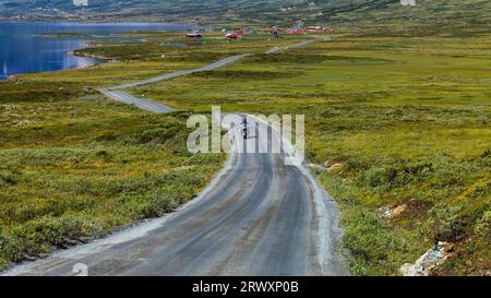 Berühmte Jotunheimvegen Straße im Jotunheimen Nationalpark durch Innlandet in Norwegen Berggebiet mit einsamen Motorradfahrer. Stockfoto