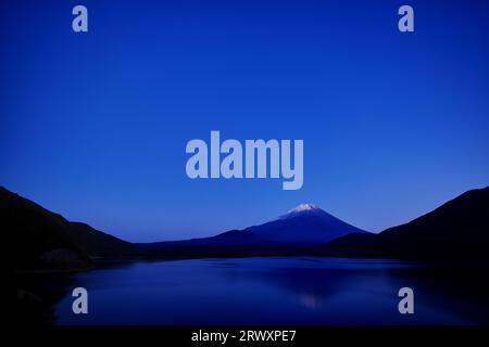 Mt. Fuji und kopfüber den Mt. Fuji vom Motosu-See aus gesehen Stockfoto