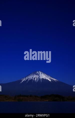 Fuji vom Tanuki-See aus gesehen Stockfoto