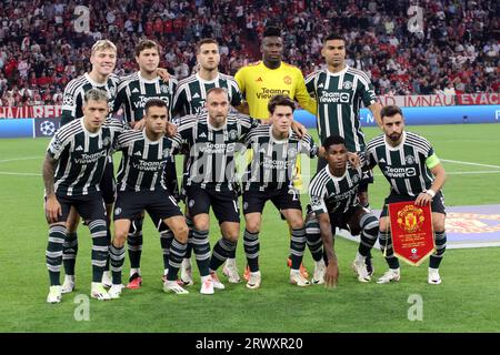 MÜNCHEN, Deutschland. , . MANCHESTER UNITED: 24 Andre ONANA, Keeper, 2 Victor LINDELOEF, Lindelöf, 6 Lisan dro MARTINEZ, 8 Bruno FERNANDES ©, 10 Marcus RASHFORD, 11 Rasmus HOJLUND, 14 Christian ERIKSEN, 15 Sergio REGUILON, 18 CASEMIRO, 20 Diogo DALOT, 28 Facundo PELLISTRI während des UEFA Champions League Goups Ein Spiel zwischen dem FC BAYERN München und MANCHESTER-UNITED in der Allianz Arena, dem Stadion von München am 20. September. In München (Foto: Arthur THILL/ATP Images) (THILL Arthur/ATP/SPP) Credit: SPP Sport Press Photo. Alamy Live News Stockfoto