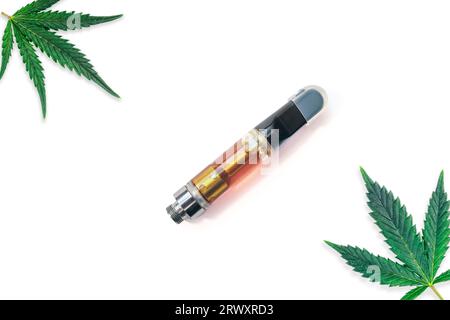 Vape-Kartusche mit Cannabisöldestillat mit Marihuana-Blättern, isoliert auf weiß Stockfoto