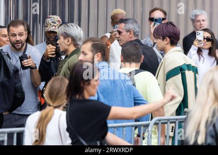 Mailand, Italien. September 2023. Die Enhypen-Band kommt auf der Prada Fashion Show während der Milan Fashion Week Womenswear Spring/Summer 2024 am 21. September 2023 in Mailand an. © Foto: Cinzia Camela. Quelle: Live Media Publishing Group/Alamy Live News Stockfoto