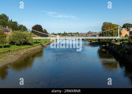 Diese viktorianische Brücke in Whitesands Dumfries über den Nith bot ursprünglich Fußgängerzugang zu und von den Mühlen am Westufer Stockfoto