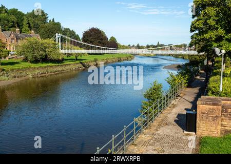 Diese viktorianische Brücke in Whitesands Dumfries über den Nith bot ursprünglich Fußgängerzugang zu und von den Mühlen am Westufer Stockfoto