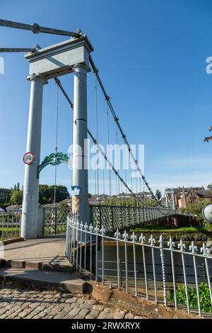Diese viktorianische Brücke in Whitesands Dumfries über den Nith bot ursprünglich Fußgängerzugang zu und von den Mühlen am Westufer Stockfoto