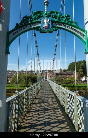 Diese viktorianische Brücke in Whitesands Dumfries über den Nith bot ursprünglich Fußgängerzugang zu und von den Mühlen am Westufer Stockfoto