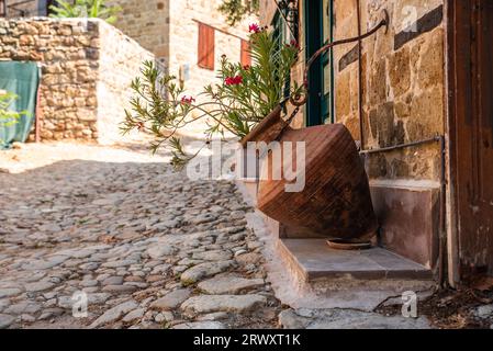 Adatepe ist ein altes türkisches Dorf in Kucukkuyu, Canakkale. Zeus beobachtete den Trojanischen Krieg von einem Altar in der Nähe von Adatepe . Hochwertige Fotos Stockfoto