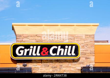 Auf dem Restaurant befindet sich ein Schild mit der Aufschrift „Dairy Queen Grill and Chill“. Stockfoto