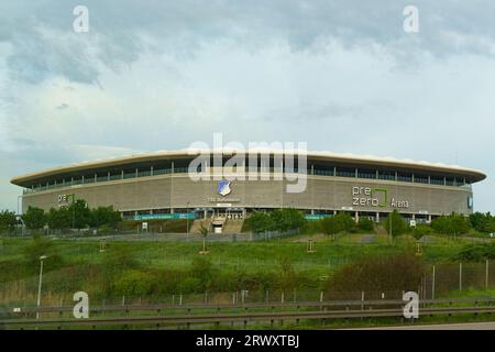 Sinsheim, Deutschland - 7. Mai 2023: Blick auf die Rhein-Neckar-Arena, Heimstadion des Bundesliga-Fußballvereins TSG 1899 Hoffenheim. Stockfoto