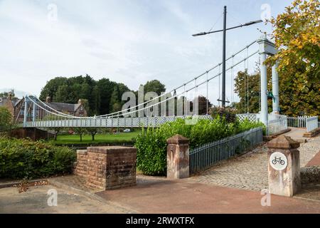 Diese viktorianische Brücke in Whitesands Dumfries über den Nith bot ursprünglich Fußgängerzugang zu und von den Mühlen am Westufer Stockfoto