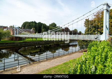 Diese viktorianische Brücke in Whitesands Dumfries über den Nith bot ursprünglich Fußgängerzugang zu und von den Mühlen am Westufer Stockfoto