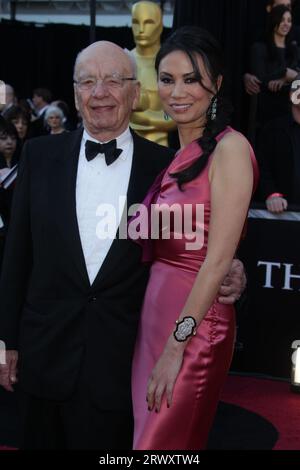 Hollywood, Vereinigte Staaten Von Amerika. Februar 2011 27. HOLLYWOOD, KALIFORNIEN – FEBRUAR 27: Rupert Murdoch, Wendi Deng, nimmt am 27. Februar 2011 an den 83. Jährlichen Academy Awards Teil, die im Kodak Theatre in Hollywood, Kalifornien, ausgetragen werden. People: Rupert Murdoch, Wendi Deng Credit: Storms Media Group/Alamy Live News Stockfoto