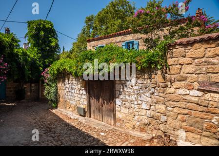 Adatepe ist ein altes türkisches Dorf in Kucukkuyu, Canakkale. Zeus beobachtete den Trojanischen Krieg von einem Altar in der Nähe von Adatepe . Hochwertige Fotos Stockfoto