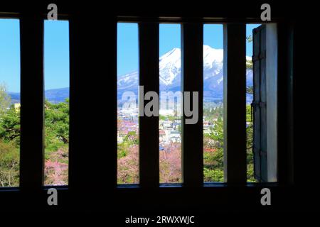 Mt. Iwaki vom Burgfried der Burg Hirosaki aus gesehen Stockfoto