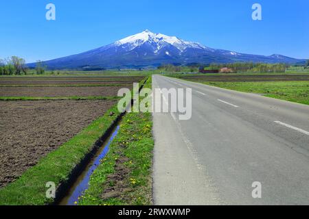 Mt. Iwaki vom Ajigasawa Highway aus gesehen Stockfoto