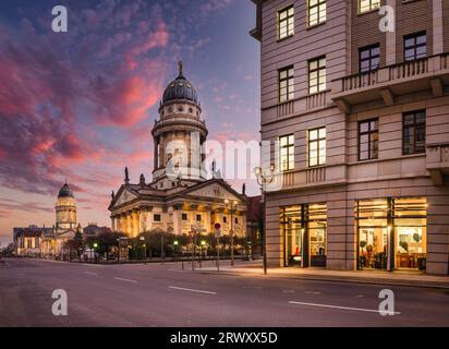 Neue Kirche am Gendarmenmarkt bei Sonnenuntergang, Berlin Stockfoto