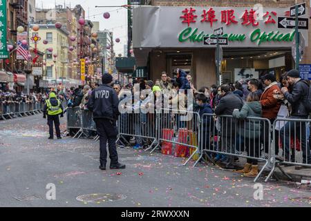 New York, Chinatown, USA - 12. Februar 2023: Polizisten beobachten Chinatown vor der Silvesterparade, bei der sich die Öffentlichkeit zum Jahreswechsel versammelt Stockfoto