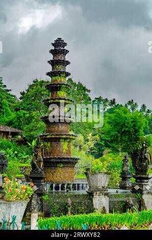 Dekorativer Brunnen im königlichen Wasserpalast Tirta Gangga, Ababi, Abang, Kabupaten Karangasem, Bali, Indonesien. Stockfoto