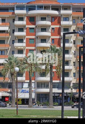 Vlore, Albanien, Samstag, 26. August 2023 Erkundung von öffentlichen Häusern und Architekten auf der Suche nach schönen Orten, um hochwertige große Sommer zu leben Stockfoto