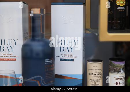 Filey Bay Yorkshire Single Malt Whisky zum Verkauf in Whitby Old Town, North Yorkshire, Großbritannien Stockfoto