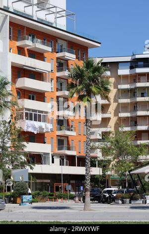 Vlore, Albanien, Samstag, 26. August 2023 Erkundung von öffentlichen Häusern und Architekten auf der Suche nach schönen Orten, um hochwertige große Sommer zu leben Stockfoto