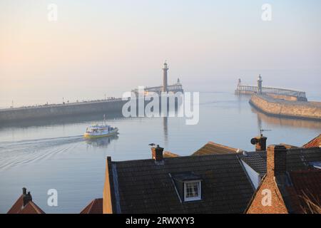 Whitby Harbour West und East Lighthouses an der Küste von North Yorkshire in Nordengland, Großbritannien Stockfoto