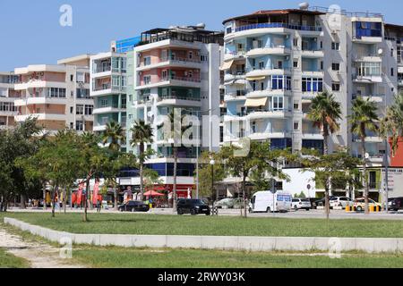 Vlore, Albanien, Samstag, 26. August 2023 Erkundung von öffentlichen Häusern und Architekten auf der Suche nach schönen Orten, um hochwertige große Sommer zu leben Stockfoto