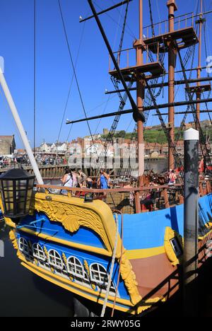 Nachbildung des Endeavour im Hafen von Whitby, berühmt für seine Reise mit dem in Yorkshire geborenen Captain James Cook und seiner Crew, um die Welt in Großbritannien zu entdecken Stockfoto