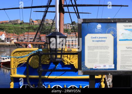 Nachbildung des Endeavour im Hafen von Whitby, berühmt für seine Reise mit dem in Yorkshire geborenen Captain James Cook und seiner Crew, um die Welt in Großbritannien zu entdecken Stockfoto